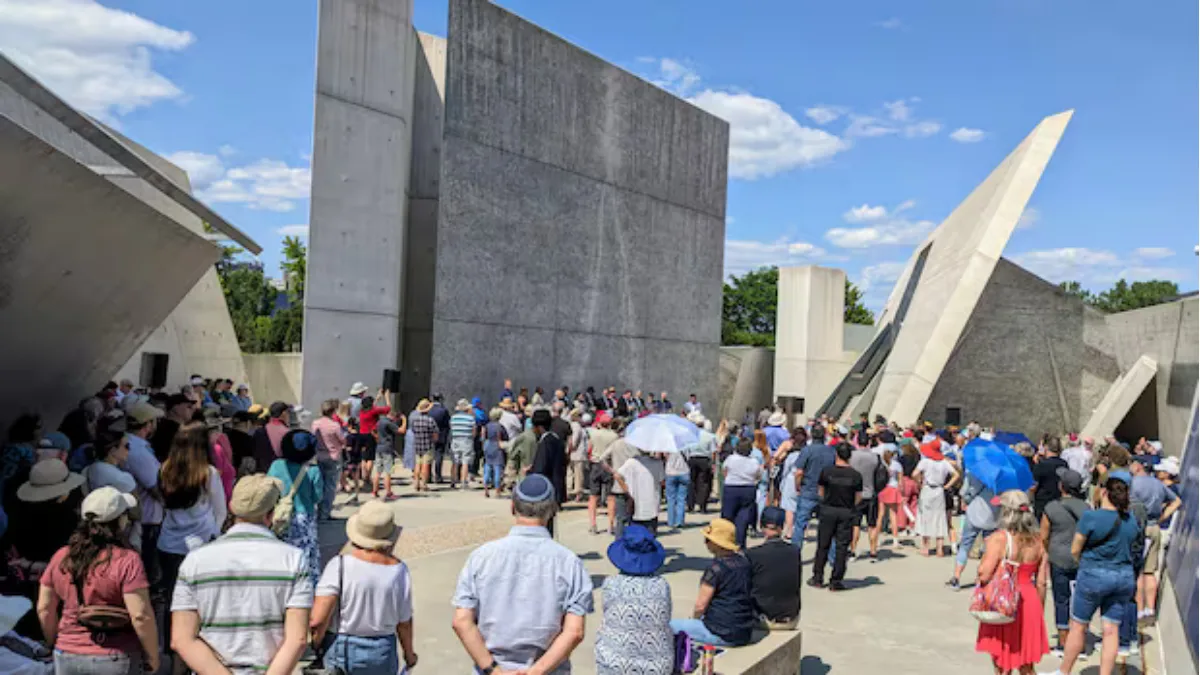 Crown seeks 2-year sentence for ex-city lawyer who defaced Holocaust monument 1