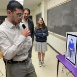 
A-student-at-City-College-asks-the-virtual-Warshawski-a-question.-Courtesy-of-The-Blue-Card