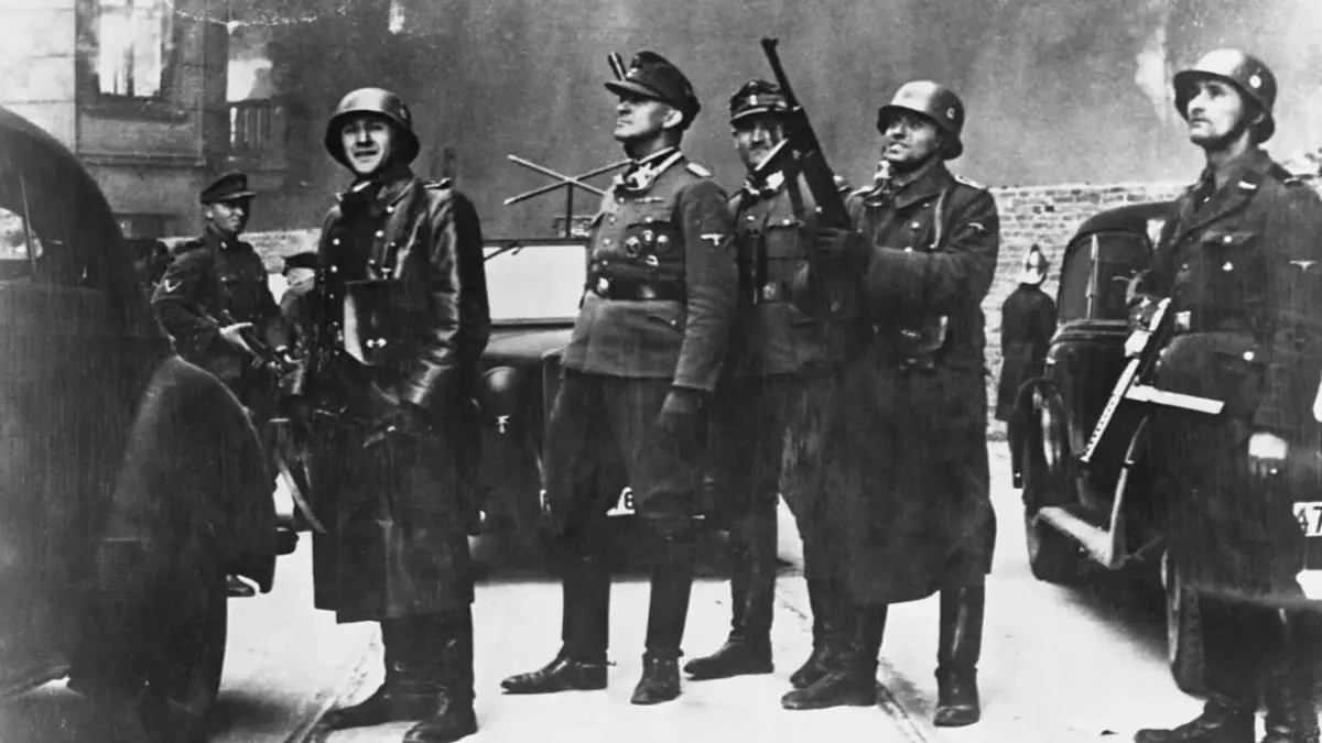 Jurgen Stroop watches his troops raze the Warsaw Ghetto